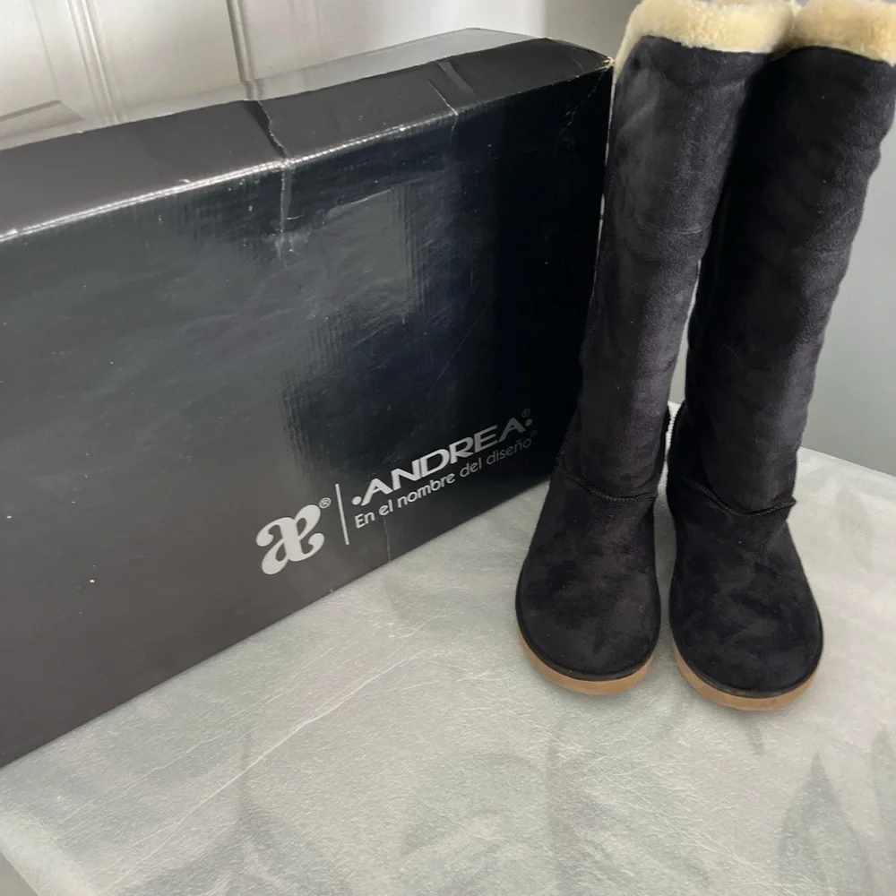Elegant Black Winter Boots with Cream Lining